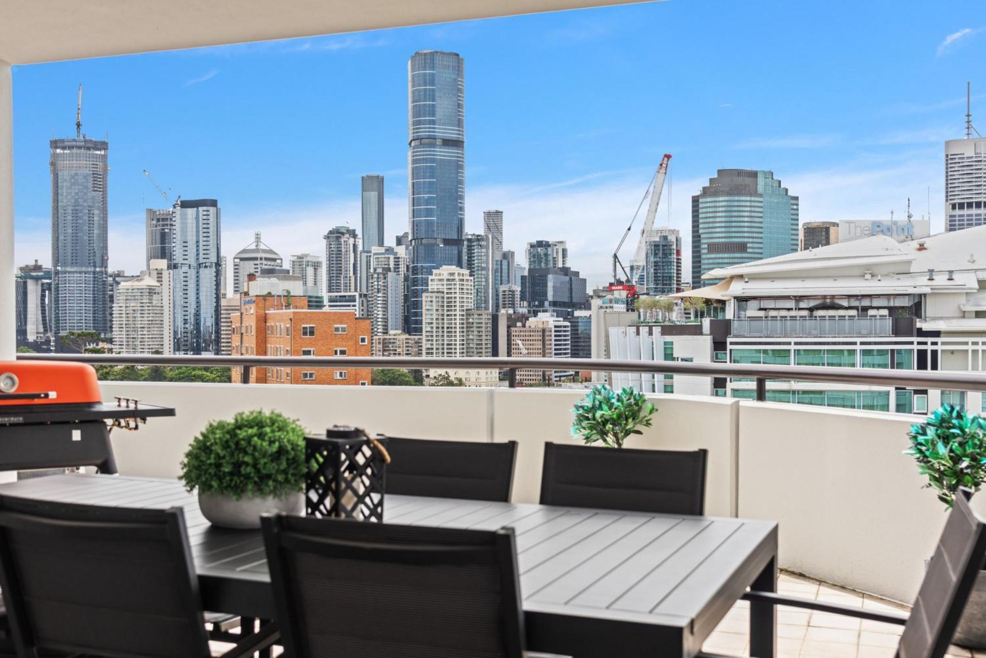 Lavish 3-Bed With Wraparound Balcony And Pool Apartment บริสเบน ภายนอก รูปภาพ