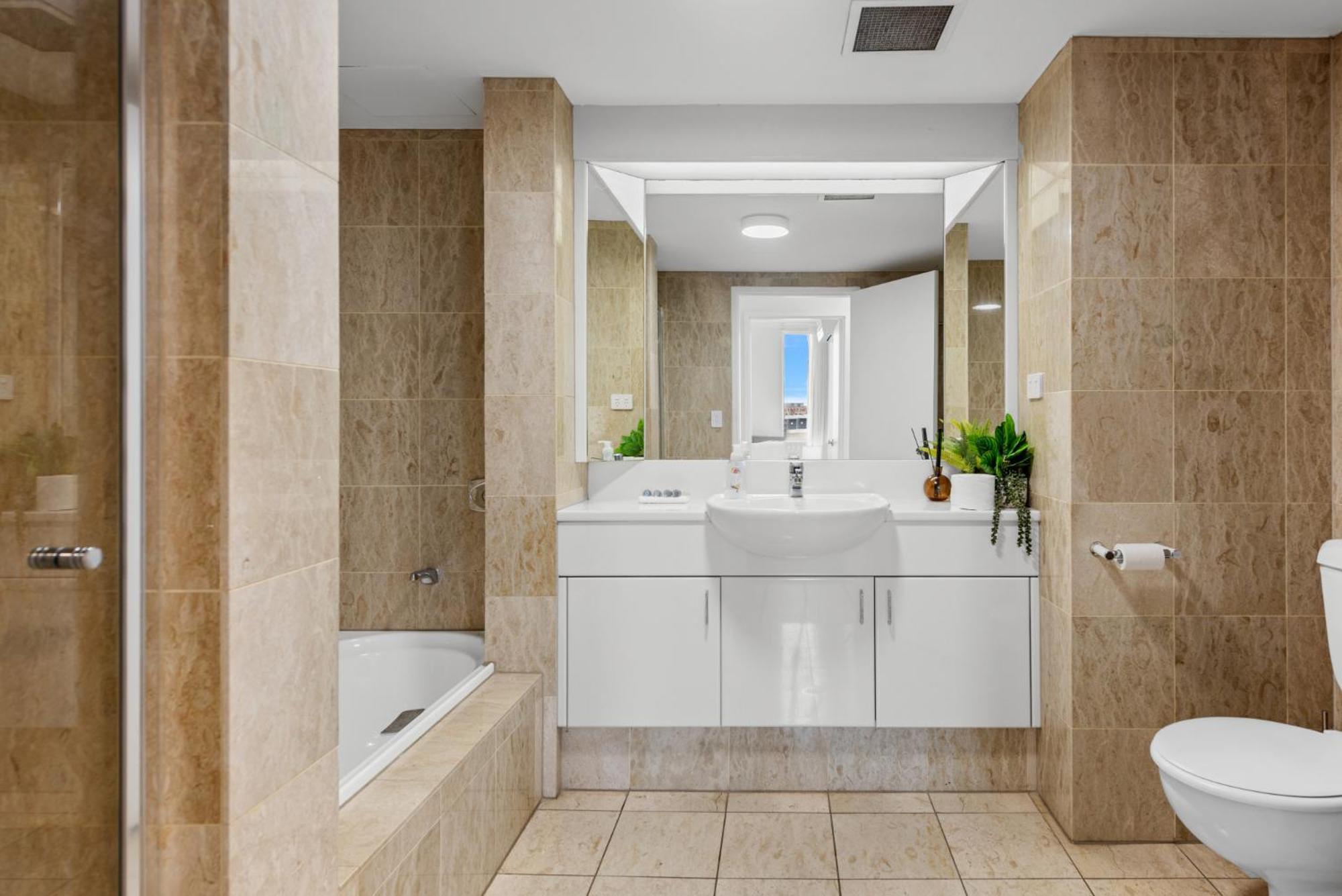 Lavish 3-Bed With Wraparound Balcony And Pool Apartment บริสเบน ภายนอก รูปภาพ