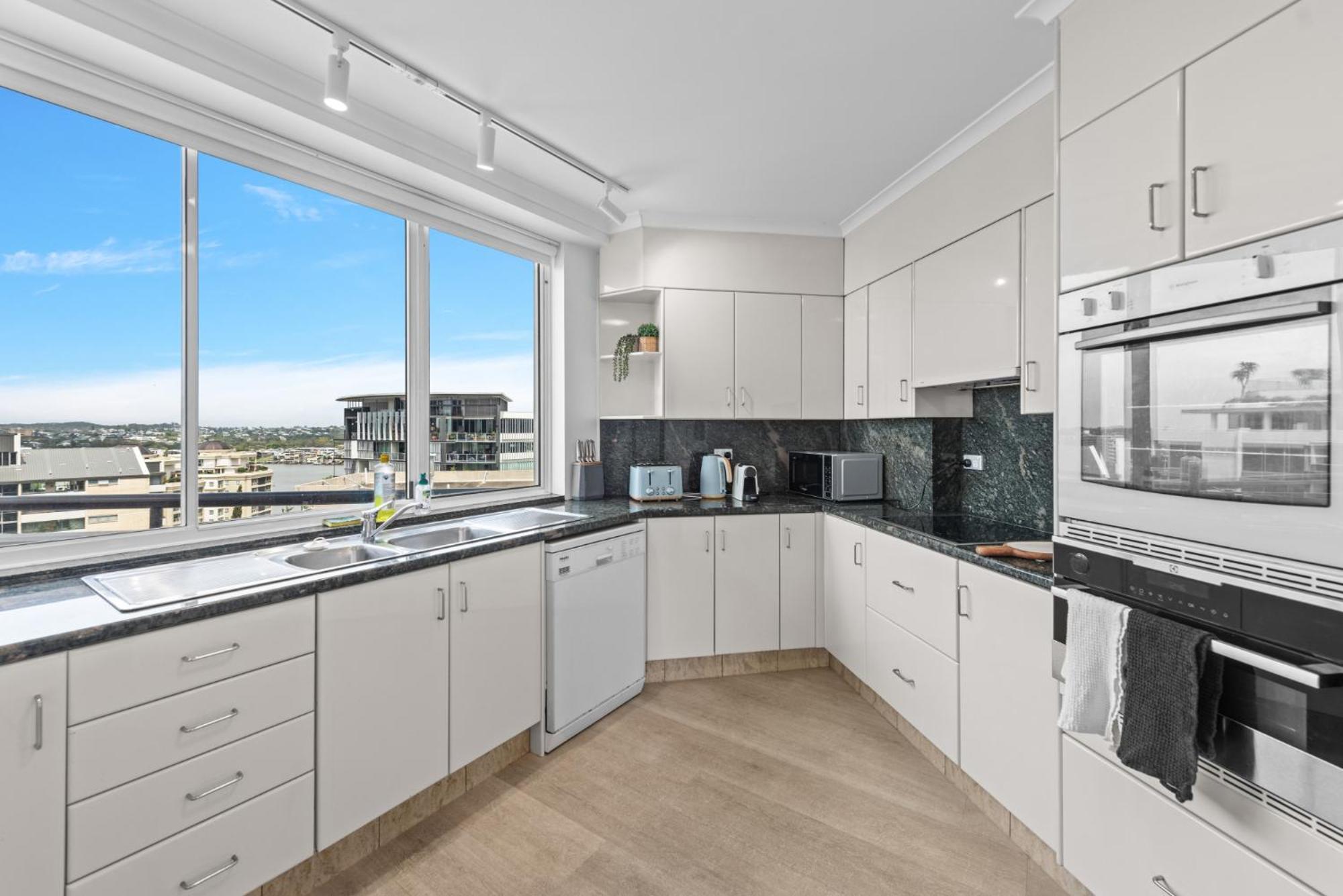 Lavish 3-Bed With Wraparound Balcony And Pool Apartment บริสเบน ภายนอก รูปภาพ